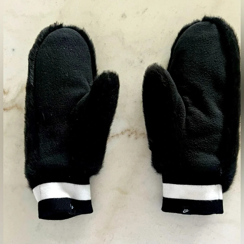 NIKE Sportswear  Warm Faux Fur Mittens Women’s XS/S Black Soft Comfy NWOT